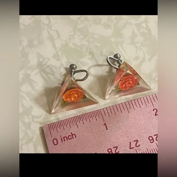 🪷 Vintage Lucite Flower Screw Back Earrings #6208 - Picture 4 of 6